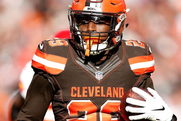 CLEVELAND, OH - NOVEMBER 4:  Duke Johnson Jr. #29 of the Cleveland Browns runs with the ball during the game against the Kansas City Chiefs at FirstEnergy Stadium on November 4, 2018 in Cleveland, Ohio. (Photo by Kirk Irwin/Getty Images)