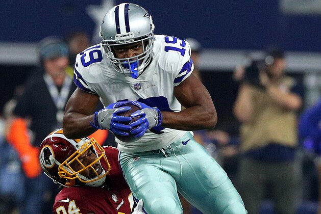 ARLINGTON, TEXAS - NOVEMBER 22: Josh Norman #24 of the Washington Redskins tries to stop Amari Cooper #19 of the Dallas Cowboys in the first quarter of a football game at AT&T Stadium on November 22, 2018 in Arlington, Texas. (Photo by Richard Rodriguez/Getty Images)