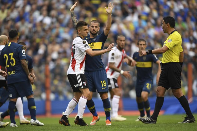 River Plate's Colombian Rafael Santos Borre (L) tries to block Boca Juniors' Dario Benedetto during the first leg match of their all-Argentine Copa Libertadores final, at La Bombonera stadium in Buenos Aires, on November 11, 2018. (Photo by Eitan ABRAMOVICH / AFP) (Photo credit should read EITAN ABRAMOVICH/AFP/Getty Images) River Plate's Colombian Rafael Santos Borre (L) tries to block Boca Juniors' Dario Benedetto during the first leg match of their all-Argentine Copa Libertadores final, at La Bombonera stadium in Buenos Aires, on November 11, 2018. (Photo by Eitan ABRAMOVICH / AFP) (Photo credit should read EITAN ABRAMOVICH/AFP/Getty Images)