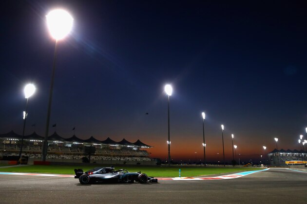 ABU DHABI, UNITED ARAB EMIRATES - NOVEMBER 23: Lewis Hamilton of Great Britain driving the (44) Mercedes AMG Petronas F1 Team Mercedes WO9 on track during practice for the Abu Dhabi Formula One Grand Prix at Yas Marina Circuit on November 23, 2018 in Abu Dhabi, United Arab Emirates.  (Photo by Mark Thompson/Getty Images)