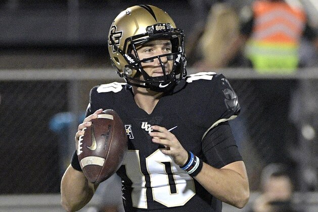 Central Florida quarterback McKenzie Milton (10) sets up to throw a pass during the first half of an NCAA college football game against Cincinnati, Saturday, Nov. 17, 2018, in Orlando, Fla. (AP Photo/Phelan M. Ebenhack)