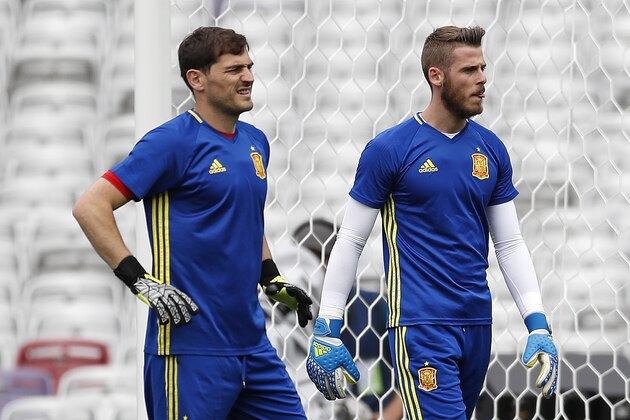 Spain's goalkeepers David De Gea, right, and Iker Casillas attend a training session at the Stadium Municipal in Toulouse, France, Sunday, June 12, 2016. Spain will face against Czech Republic in a Euro 2016 Group D soccer match in Toulouse on Monday, June 13. (AP Photo/Manu Fernandez)