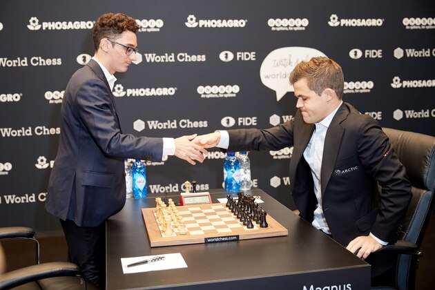 LONDON, ENGLAND - NOVEMBER 09:  Magnus Carlsen, the reigning World Chess Champion (R) and Fabiano Caruana, US Challenger during the First Move Ceremony (Round 1) of the FIDE World Chess Championship Match 2018 on November 9, 2018 in London, England.  (Photo by Tristan Fewings/Getty Images for World Chess )