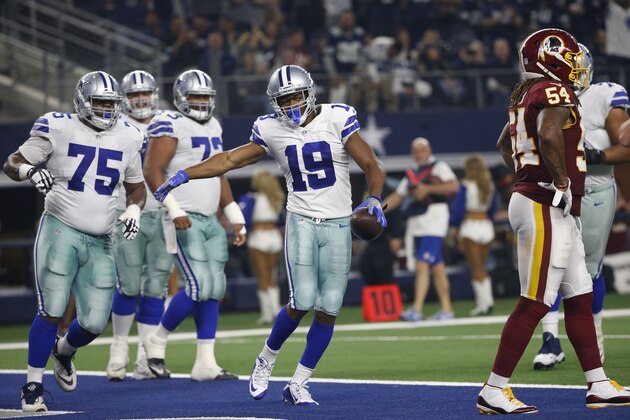 Amari Cooper, receptor de los Cowboys de Dallas, festeja tras anotar ante los Redskins de Washington el jueves 22 de noviembre de 2018 (AP Foto/Ron Jenkins)