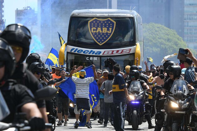 Picture released by Telam showing the Boca Juniors team bus leaving their hotel on the way to the Monumental stadium in Buenos Aires, on November 24, 2018 to play the second leg match of the all-Argentine Copa Libertadores final against River Plate, before it was attacked y River fans. - The attack left Boca players coughing and teary eyed amid the glass of smashed windows ahead of the Argentine giants' 'superclasico' Copa Libertadores final, which authorities are deciding if it is played or not. (Photo by José ROMERO / TELAM / AFP) / Argentina OUT / RESTRICTED TO EDITORIAL USE - MANDATORY CREDIT 'AFP PHOTO / TELAM / JOSE ROMERO' - NO MARKETING NO ADVERTISING CAMPAIGNS - DISTRIBUTED AS A SERVICE TO CLIENTS        (Photo credit should read JOSE ROMERO/AFP/Getty Images)