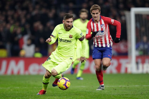 MADRID, SPAIN - NOVEMBER 24: (L-R) Lionel Messi of FC Barcelona, Antoine Griezmann of Atletico Madrid during the La Liga Santander  match between Atletico Madrid v FC Barcelona at the Estadio Wanda Metropolitano on November 24, 2018 in Madrid Spain (Photo by David S. Bustamante/Soccrates/Getty Images)