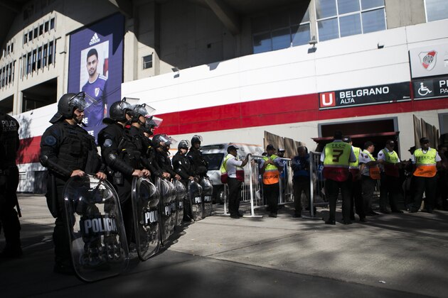 BUENOS AIRES, ARGENTINA - NOVEMBER 24: Police officers stand guard prior the second leg final match of Copa CONMEBOL Libertadores 2018 between River Plate and Boca Juniors on November 24, 2018 in Buenos Aires, Argentina. (Photo by Demian Alday/Getty Images)