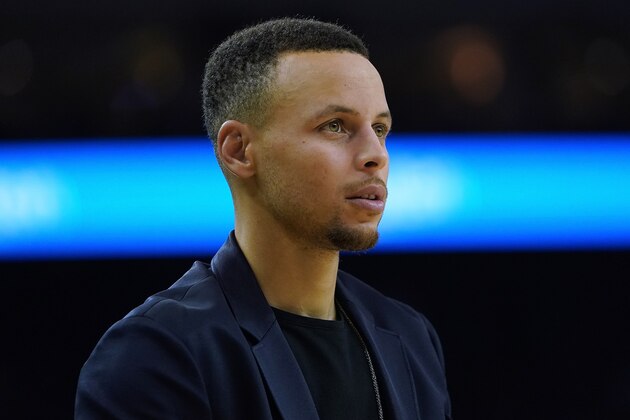 OAKLAND, CA - NOVEMBER 21:  Injured guard Stephen Curry #30 of the Golden State Warriors looks on while there's a time out against the Oklahoma City Thunder during an NBA basketball game at ORACLE Arena on November 21, 2018 in Oakland, California. NOTE TO USER: User expressly acknowledges and agrees that, by downloading and or using this photograph, User is consenting to the terms and conditions of the Getty Images License Agreement.  (Photo by Thearon W. Henderson/Getty Images)