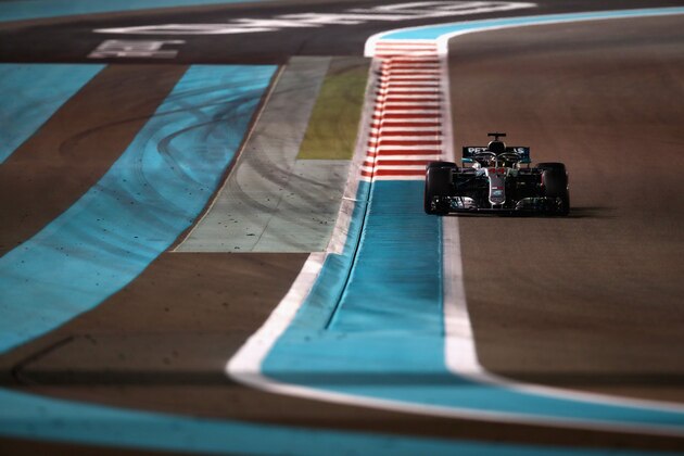 ABU DHABI, UNITED ARAB EMIRATES - NOVEMBER 25: Lewis Hamilton of Great Britain driving the (44) Mercedes AMG Petronas F1 Team Mercedes WO9 on track during the Abu Dhabi Formula One Grand Prix at Yas Marina Circuit on November 25, 2018 in Abu Dhabi, United Arab Emirates.  (Photo by Mark Thompson/Getty Images)