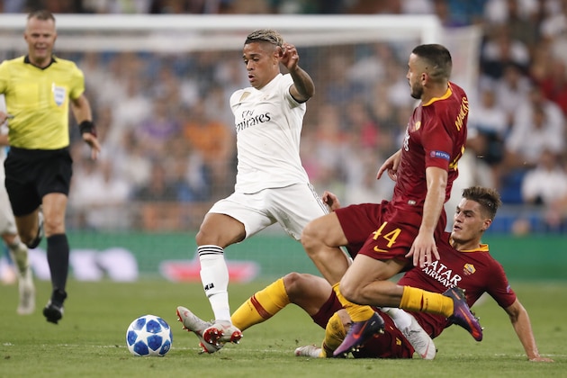 (L-R) referee Bjorn Kuipers, Mariano Diaz of Real Madrid, Kostas Manolas of AS Roma, Patrik Schick of AS Roma during the UEFA Champions League group G match between Real Madrid and AS Roma at the Santiago Bernabeu stadium on September 19, 2018 in Madrid, Spain(Photo by VI Images via Getty Images)
