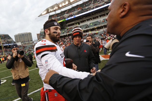 Cleveland Browns quarterback Baker Mayfield (6) meets with Cincinnati Bengals special assistant Hue Jackson, right, after an NFL football game, Sunday, Nov. 25, 2018, in Cincinnati. (AP Photo/Frank Victores)