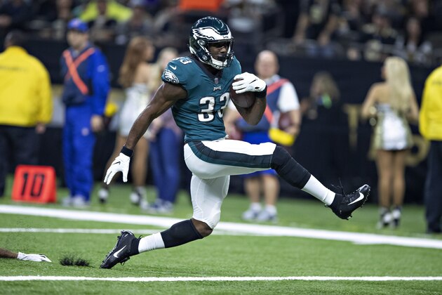NEW ORLEANS, LA - NOVEMBER 18:  Josh Adams #33 of the Philadelphia Eagles runs the ball in for a touchdown in the first half of a game against the New Orleans Saints at Mercedes-Benz Superdome on November 18, 2018 in New Orleans, Louisiana.  (Photo by Wesley Hitt/Getty Images)