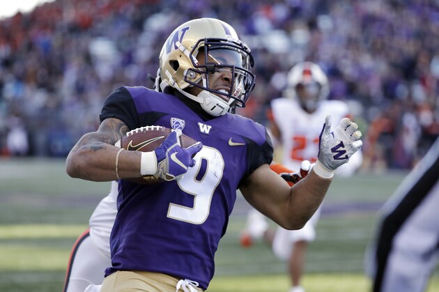 Washington's Myles Gaskin runs on a carry during an NCAA college football game against Oregon State Saturday, Nov. 17, 2018, in Seattle. Washington won 42-23. (AP Photo/Elaine Thompson)