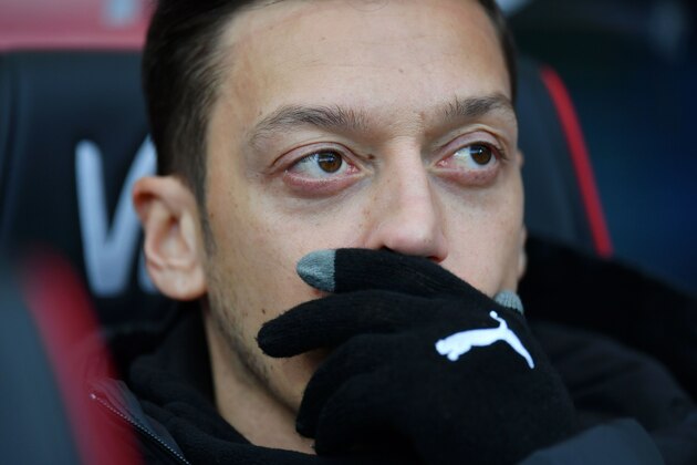 BOURNEMOUTH, ENGLAND - NOVEMBER 25:  Mesut Ozil of Arsenal looks on prior to the Premier League match between AFC Bournemouth and Arsenal FC at Vitality Stadium on November 25, 2018 in Bournemouth, United Kingdom.  (Photo by Dan Mullan/Getty Images)