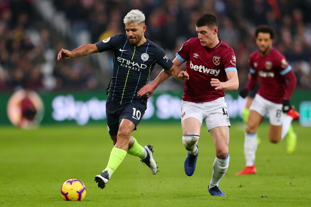 LONDON, ENGLAND - NOVEMBER 24:  Sergio Aguero of Manchester City runs with the ball past Declan Rice of West Ham United during the Premier League match between West Ham United and Manchester City at London Stadium on November 24, 2018 in London, United Kingdom.  (Photo by Catherine Ivill/Getty Images)