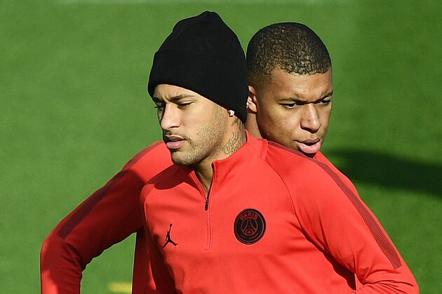 Paris Saint-Germain's Brazilian forward Neymar (L) and Paris Saint-Germain's French forward Kylian MBappe (R) take part in a training session in Saint-Germain-en-Laye, western Paris on November 5, 2018, on the eve of the team's Champions' League football match against Napoli. (Photo by FRANCK FIFE / AFP)        (Photo credit should read FRANCK FIFE/AFP/Getty Images)