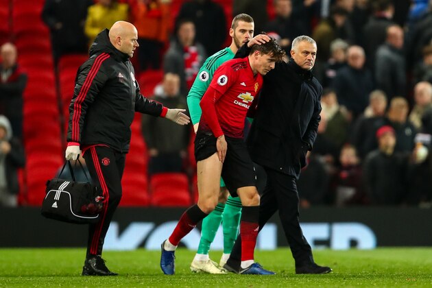 MANCHESTER, ENGLAND - NOVEMBER 24: Jose Mourinho the head coach / manager of Manchester United  consoles Victor Lindelof of Manchester United at full time during the Premier League match between Manchester United and Crystal Palace at Old Trafford on November 24, 2018 in Manchester, United Kingdom. (Photo by Robbie Jay Barratt - AMA/Getty Images)