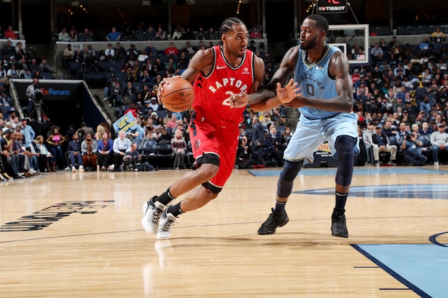 MEMPHIS, TN - NOVEMBER 27: Kawhi Leonard #2 of the Toronto Raptors drives to the basket against the Memphis Grizzlies on November 27, 2018 at FedExForum in Memphis, Tennessee. NOTE TO USER: User expressly acknowledges and agrees that, by downloading and or using this photograph, User is consenting to the terms and conditions of the Getty Images License Agreement. Mandatory Copyright Notice: Copyright 2018 NBAE (Photo by Joe Murphy/NBAE via Getty Images)