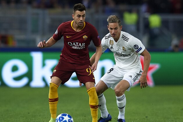ROME, ITALY - NOVEMBER 27: Stephan El Shaarawy of Roma competes for the ball with Marcos Llorente of Real Madrid during the Group G match of the UEFA Champions League between AS Roma and Real Madrid at Stadio Olimpico on November 27, 2018 in Rome, Italy. (Photo by Quality Sport Images/Getty Images)