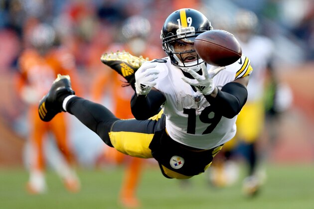 DENVER, CO - NOVEMBER 25:  JuJu Smith-Schuster #81 of the Pittsburgh Steelers dives for athrown ball against the Denver Broncos  at Broncos Stadium at Mile High  on November 25, 2018 in Denver, Colorado. The pass was incomplete.  (Photo by Matthew Stockman/Getty Images)
