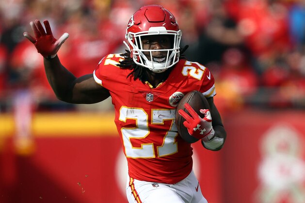 KANSAS CITY, MISSOURI - NOVEMBER 11:  Kareem Hunt #27 of the Kansas City Chiefs carries the ball during the game against the Arizona Cardinals at Arrowhead Stadium on November 11, 2018 in Kansas City, Missouri. (Photo by Jamie Squire/Getty Images)