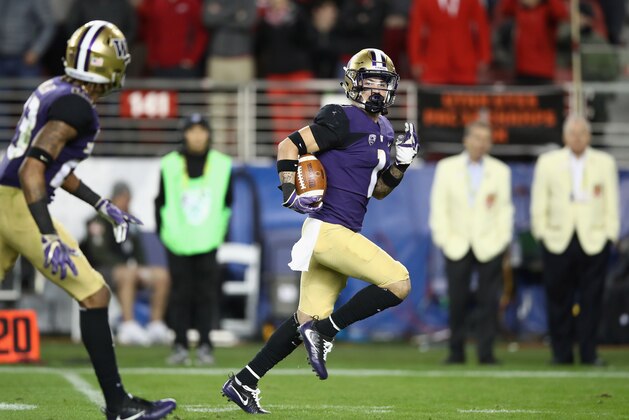 SANTA CLARA, CA - NOVEMBER 30:  Byron Murphy #1 of the Washington Huskies returns an interception for a touchdown against the Utah Utes during the Pac 12 Championship game at Levi's Stadium on November 30, 2018 in Santa Clara, California.  (Photo by Ezra Shaw/Getty Images)