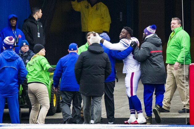 ORCHARD PARK, NY - NOVEMBER 25:  Shaq Lawson #90 of the Buffalo Bills points and yells at Leonard Fournette #27 of the Jacksonville Jaguars as the two are escorted off the field following ejections during the third quarter at New Era Field on November 25, 2018 in Orchard Park, New York. Buffalo defeats Jacksonville 24-21.  (Photo by Brett Carlsen/Getty Images)