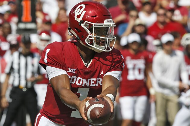 Oklahoma quarterback Kyler Murray (1) prepares to hand off in the first half of an NCAA college football game against Florida Atlantic in Norman, Okla., Saturday, Sept. 1, 2018. (AP Photo/Sue Ogrocki)