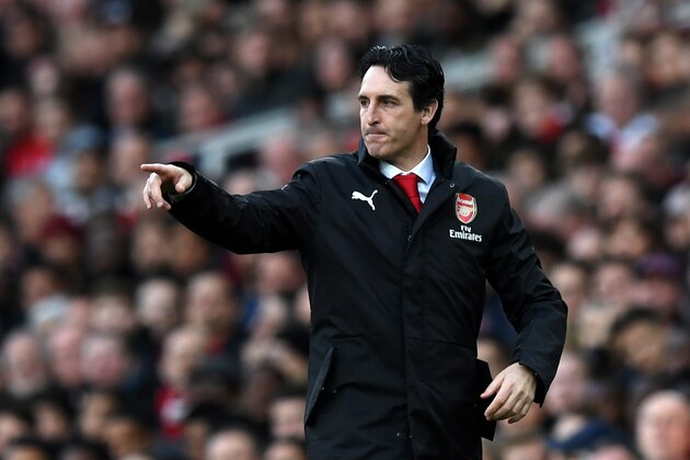 LONDON, ENGLAND - DECEMBER 02:  Unai Emery, Manager of Arsenal gives his team instructions during the Premier League match between Arsenal FC and Tottenham Hotspur at Emirates Stadium on December 1, 2018 in London, United Kingdom.  (Photo by Shaun Botterill/Getty Images)