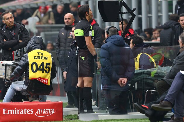 MILAN, ITALY - DECEMBER 02:  Referee Gianpaolo Calvarese consult the VAR during the Serie A match between AC Milan and Parma Calcio at Stadio Giuseppe Meazza on December 2, 2018 in Milan, Italy.  (Photo by Marco Luzzani/Getty Images)