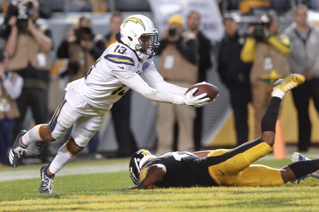 El wide receiver de los Chargers de Los Ángeles, Keenan Allen, se queda con un pase para anotar en la segunda mitad del juego ante los Steelers de Pittsburgh, el domingo 2 de diciembre de 2018 en Pittsburgh. En el suelo se encuentra el safety de los Steelers, Sean Davis. (AP Foto/Don Wright)