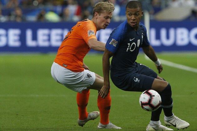 Kylian Mbappe of France, right, gets past Netherlands Frenkie de Jong during the UEFA Nations League soccer match between France and the Netherlands at the Stade De France in Paris, Sunday, Sept. 9, 2018. (AP Photo/Thibault Camus)
