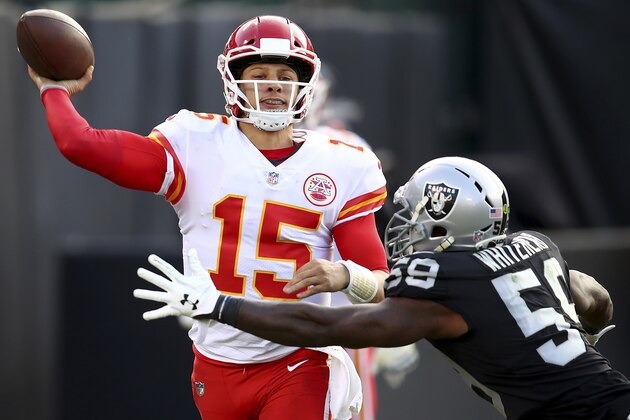 El quarterback Patrick Mahomes (15), de los Chiefs de Kansas City, lanza un pase en un encuentro ante los Raiders de Oakland, el domingo 2 de diciembre de 2018, en Oakland, California. (AP Foto/Ben Margot)