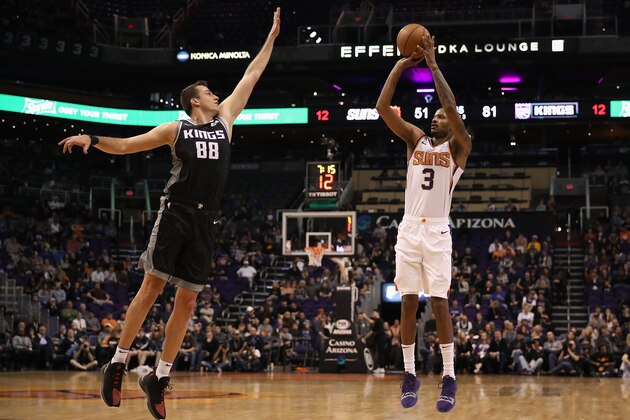 PHOENIX, ARIZONA - DECEMBER 04: Trevor Ariza #3 of the Phoenix Suns attempts a shot over Willie Cauley-Stein #00 of the Sacramento Kings during the second half of the NBA game at Talking Stick Resort Arena on December 4, 2018 in Phoenix, Arizona. NOTE TO USER: User expressly acknowledges and agrees that, by downloading and or using this photograph, User is consenting to the terms and conditions of the Getty Images License Agreement. (Photo by Christian Petersen/Getty Images)