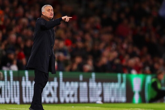 SOUTHAMPTON, ENGLAND - DECEMBER 01:  Jose Mourinho, manager of Manchester United issues instructions to his players during the Premier League match between Southampton FC and Manchester United at St Mary's Stadium on December 01, 2018 in Southampton, United Kingdom. (Photo by Dan Istitene/Getty Images)