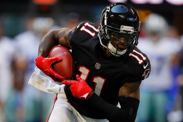 ATLANTA, GA - NOVEMBER 18:  Julio Jones #11 of the Atlanta Falcons pulls in this reception against the Dallas Cowboys at Mercedes-Benz Stadium on November 18, 2018 in Atlanta, Georgia.  (Photo by Kevin C. Cox/Getty Images)