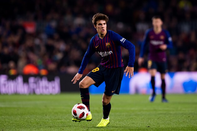 BARCELONA, SPAIN - DECEMBER 05: Riqui Puig of FC Barcelona controls the ball during the Copa del Rey fourth round second leg match between FC Barcelona and Cultural Leonesa at Camp Nou on December 05, 2018 in Barcelona, Spain. (Photo by Alex Caparros/Getty Images)