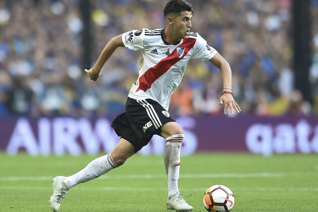BUENOS AIRES, ARGENTINA - NOVEMBER 11: Exequiel Palacios of River Plate drives the ball during the first leg match between Boca Juniors and River Plate as part of the Finals of Copa CONMEBOL Libertadores 2018 at Estadio Alberto J. Armando on November 11, 2018 in Buenos Aires, Argentina. The match was due to be played on November 10th and was rescheduled due to heavy storms in Buenos Aires. (Photo by Marcelo Endelli/Getty Images)