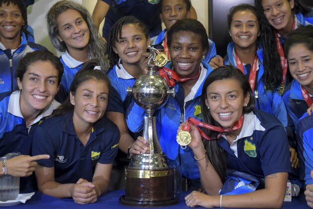 Colombia's Atletico Huila players pose with the Copa Libertadores Women trophy during a press conference in Bogota, Colombia on December 4, 2018. - Atletico Huila team won the Copa Libertadores Women 2018 after defeating Santos of Brazil by penalties. (Photo by Raul ARBOLEDA / AFP)        (Photo credit should read RAUL ARBOLEDA/AFP/Getty Images)