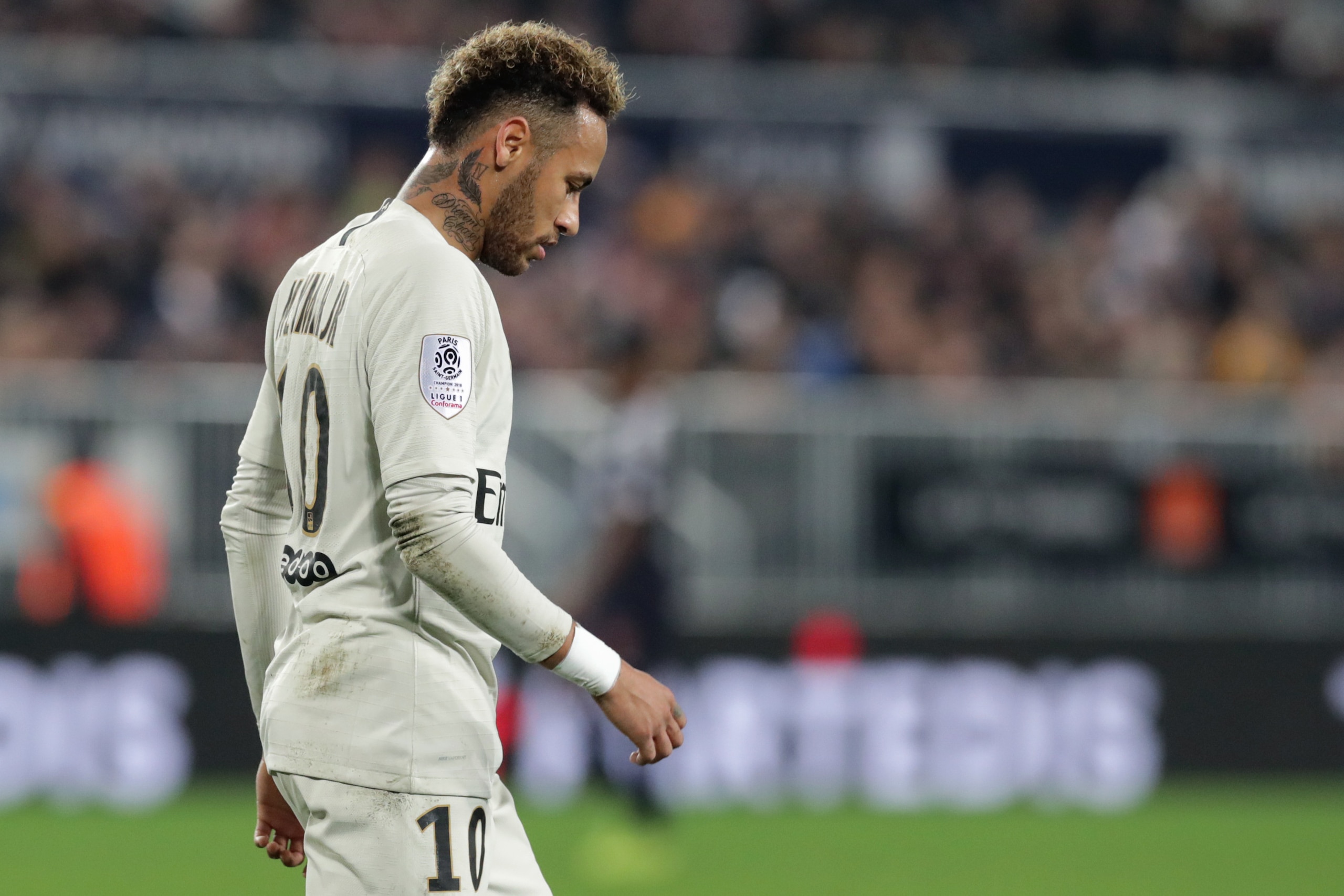 Paris Saint-Germain's Brazilian forward Neymar (C) is substituted by Paris Saint-Germain's Cameroonian forward Eric Choupo-Moting (R) during the French L1 football match Bordeaux vs Paris Saint-Germain (PSG), on December 2, 2018 in Bordeaux, southwestern France. (Photo by ROMAIN PERROCHEAU / AFP)        (Photo credit should read ROMAIN PERROCHEAU/AFP/Getty Images)