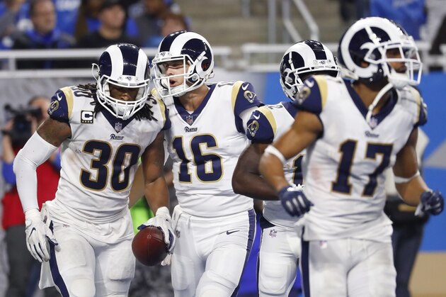 Jared Goff (16), quarterback de los Rams de Los Ángeles, felicita al corredor Todd Gurley (30), quien anotó en la segunda mitad del encuentro del domingo 2 de diciembre de 2018, ante los Lions de Detroit (AP Foto/Paul Sancya)
