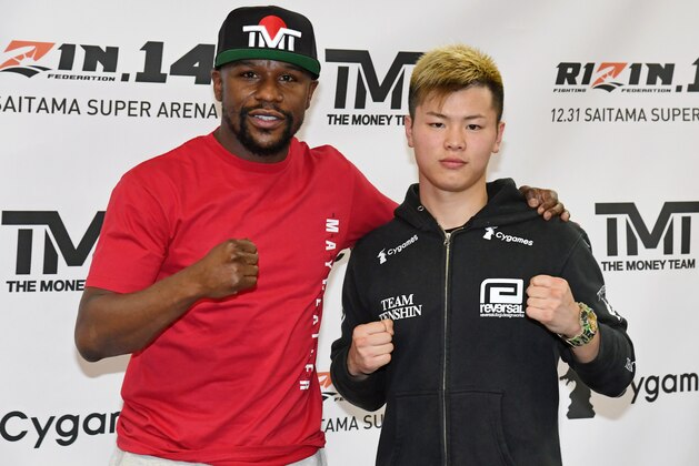 LAS VEGAS, NEVADA - DECEMBER 06:  Floyd Mayweather Jr. (L) and Tenshin Nasukawa pose during a news conference at the Mayweather Boxing Club on December 6, 2018 in Las Vegas, Nevada. The two will meet in a three-round boxing exhibition at the Saitama Super Arena in Japan on December 31, 2018.  (Photo by Ethan Miller/Getty Images)