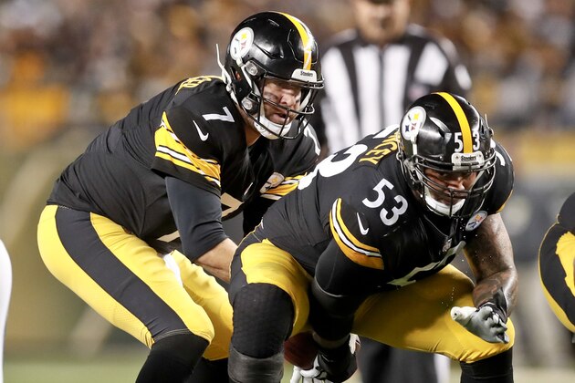 Pittsburgh Steelers quarterback Ben Roethlisberger takes a snap from center Maurkice Pouncey (53) against the Los Angeles Chargers in an NFL football game, Sunday, Dec. 2, 2018, in Pittsburgh. (AP Photo/Don Wright)