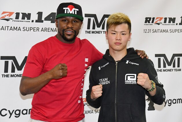 LAS VEGAS, NEVADA - DECEMBER 06:  Floyd Mayweather Jr. (L) and Tenshin Nasukawa pose during a news conference at the Mayweather Boxing Club on December 6, 2018 in Las Vegas, Nevada. The two will meet in a three-round boxing exhibition at Saitama Prefecture Super Arena in Saitama, Japan on December 31, 2018.  (Photo by Ethan Miller/Getty Images)