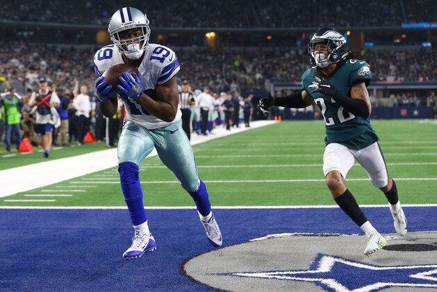 ARLINGTON, TEXAS - DECEMBER 09: Amari Cooper #19 of the Dallas Cowboys makes a touchdown reception against Sidney Jones #22 of the Philadelphia Eagles  at AT&T Stadium on December 09, 2018 in Arlington, Texas. (Photo by Richard Rodriguez/Getty Images)