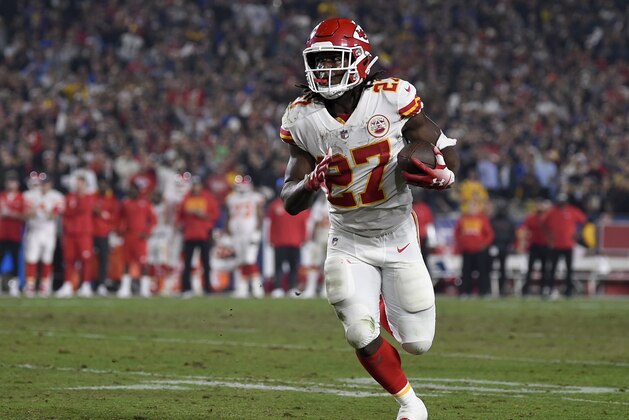 ARCHIVO - En esta foto de archivo del 19 de noviembre de 2018, el running back de los Chiefs de Kansas City, Kareem Hunt, acarrea el balón durante la segunda mitad de un juego de la NFL contra los Rams de Los Ángeles en Los Ángeles. Hunt parece dirigirse a la lista de exentos del comisionado, lo que lo dejaría fuera de actividad mientras la liga investiga un video en el que aparece golpeando a una mujer en febrero, informó el viernes 30 de noviembre de 2018 a The Associated Press una persona con conocimiento de la medida. (AP Foto/Kelvin Kuo, Archivo)