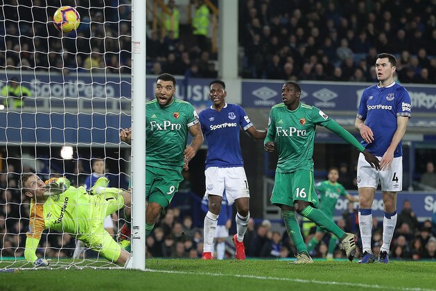 LIVERPOOL, ENGLAND - DECEMBER 10:  Abdoulaye Doucoure of Watford scores a header during the Premier League match between Everton FC and Watford FC at Goodison Park on December 10, 2018 in Liverpool, United Kingdom. (Photo by Richard Heathcote/Getty Images)