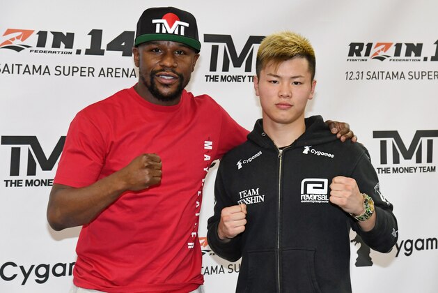 LAS VEGAS, NEVADA - DECEMBER 06:  Floyd Mayweather Jr. (L) and Tenshin Nasukawa pose during a news conference at the Mayweather Boxing Club on December 6, 2018 in Las Vegas, Nevada. The two will meet in a three-round boxing exhibition at Saitama Prefecture Super Arena in Saitama, Japan on December 31, 2018.  (Photo by Ethan Miller/Getty Images)