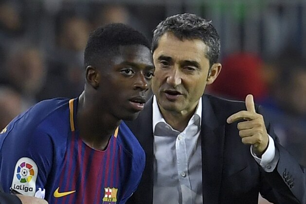 Barcelona's coach Ernesto Valverde (R) talks to Barcelona's French forward Ousmane Dembele during the Spanish Liga football match Barcelona vs Espanyol at the Camp Nou stadium in Barcelona on September 9, 2017. / AFP PHOTO / LLUIS GENE        (Photo credit should read LLUIS GENE/AFP/Getty Images)