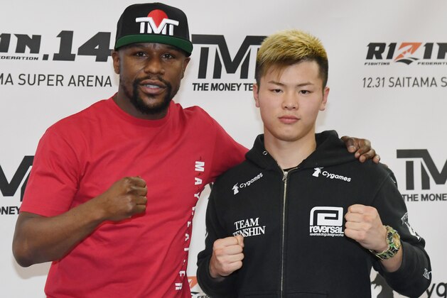 LAS VEGAS, NEVADA - DECEMBER 06:  Floyd Mayweather Jr. (L) and Tenshin Nasukawa pose during a news conference at the Mayweather Boxing Club on December 6, 2018 in Las Vegas, Nevada. The two will meet in a three-round boxing exhibition at Saitama Prefecture Super Arena in Saitama, Japan on December 31, 2018.  (Photo by Ethan Miller/Getty Images)